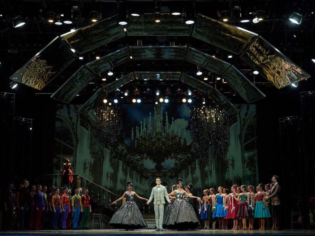 P2110901 сцена из спектакля