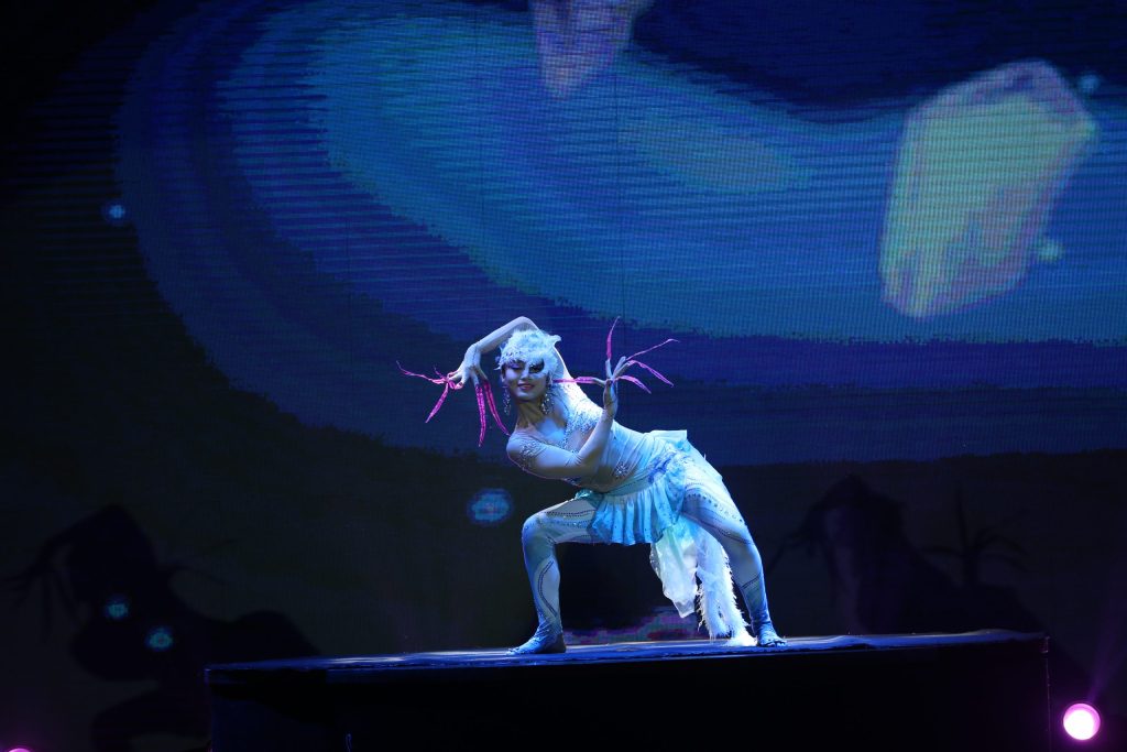 Rosebud Contortionist1